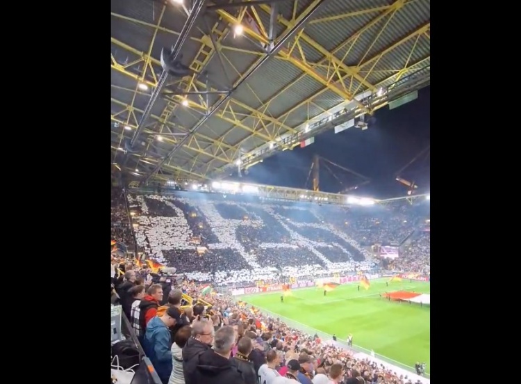 世界杯4冠+歐洲杯3冠！德國球迷賽前巨型tifo致敬足協(xié)成立125周年