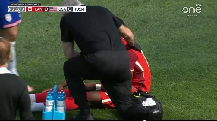 并無(wú)大礙！記者：戴維斯右膝敷冰袋&無(wú)明顯跛行，自稱情況良好