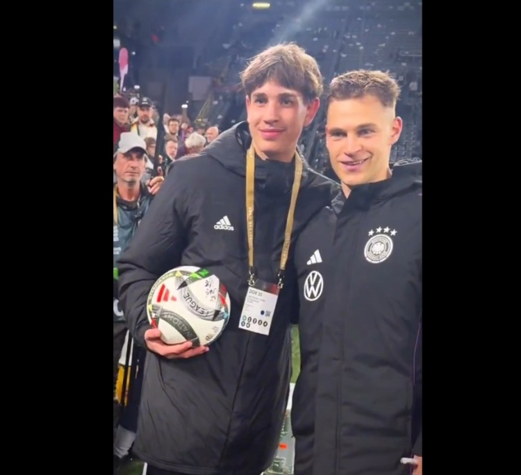 德國(guó)球童助力快發(fā)角球破門(mén)，基米希賽后送上簽名足球并合影鼓勵(lì)