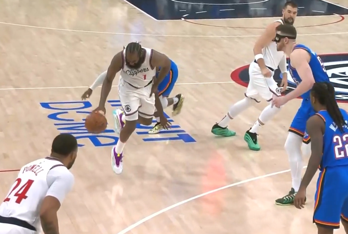 被多特貼身頂翻！哈登捂著自己的大腿痛苦倒地！好在無礙繼續(xù)比賽