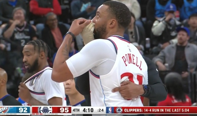 真正的“血帽”！鮑威爾上籃遭亞歷山大封蓋 被打到鼻子血流不止