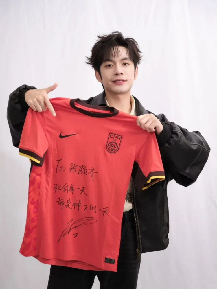 歌手張顏齊曬武磊to簽國(guó)足球衣，武磊評(píng)論：也是神“齊”的一天