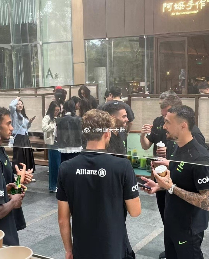 松弛感拉滿！澳大利亞隊員在杭州街頭喝奶茶