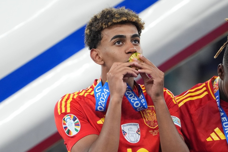 大腿！亞馬爾在德拉富恩特麾下直接參與12球，同期西班牙隊內(nèi)最多