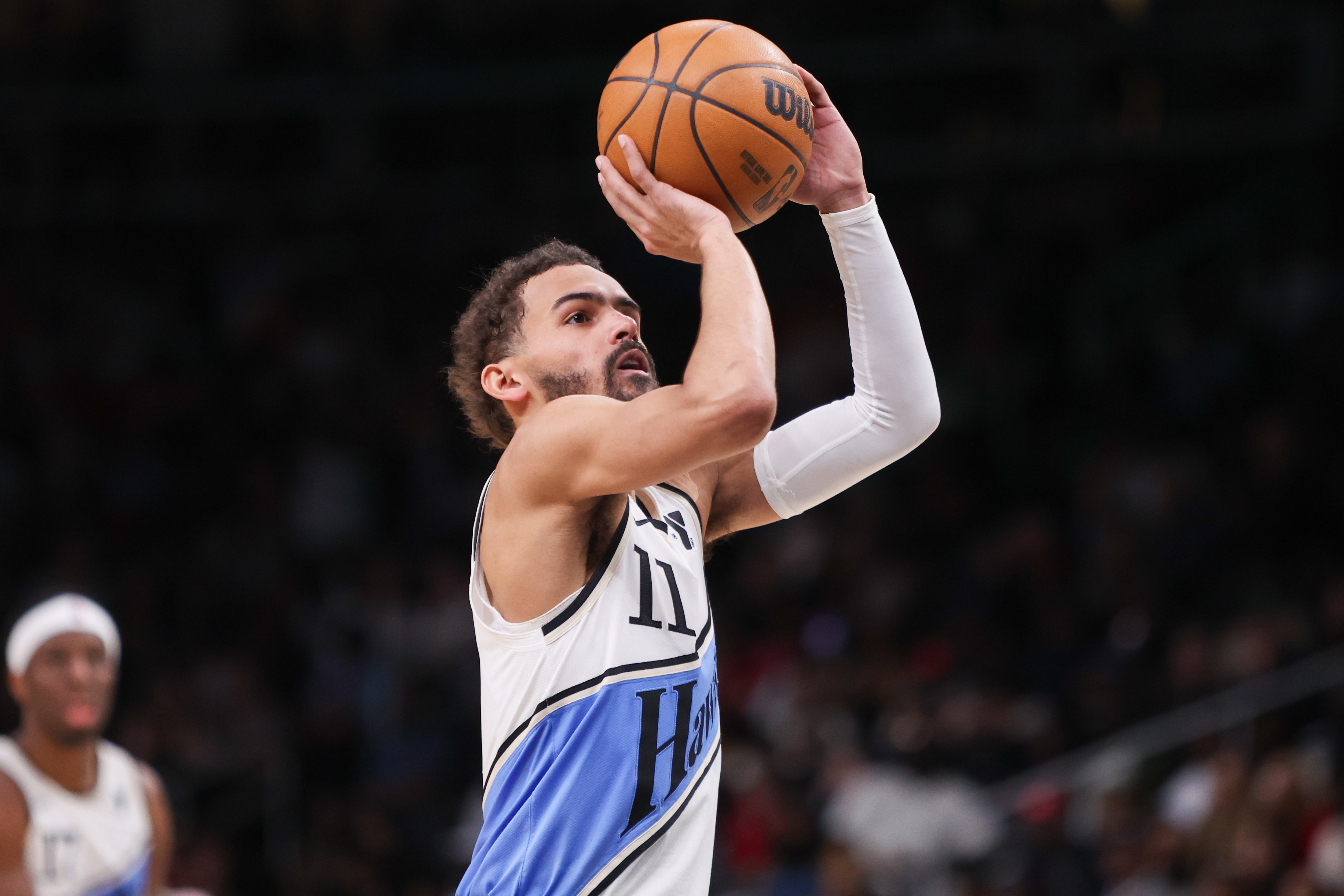 特雷-楊單賽季至少1500分750助150三分 比肩16-17賽季的威少&哈登