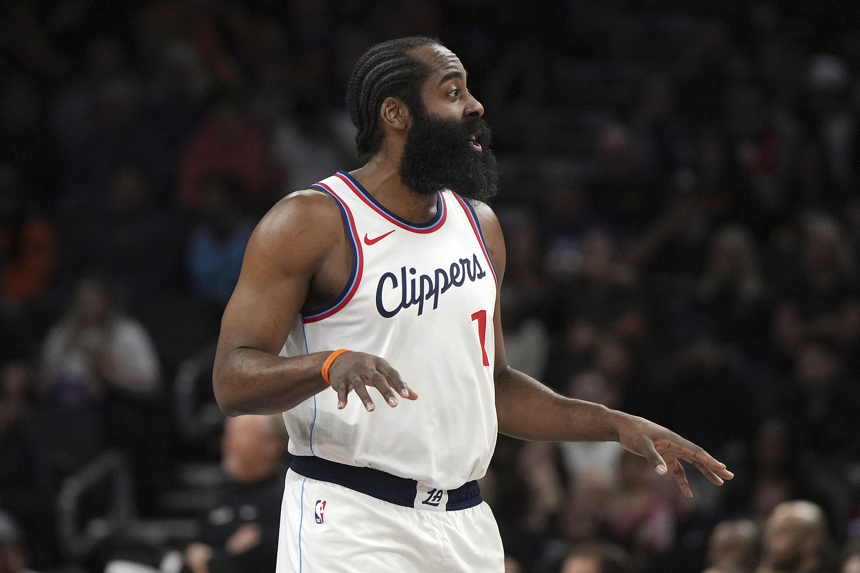 哈登半場(chǎng)出戰(zhàn)17分鐘 6中1&5罰全中拿到7分4板4助 次節(jié)僅出手1次