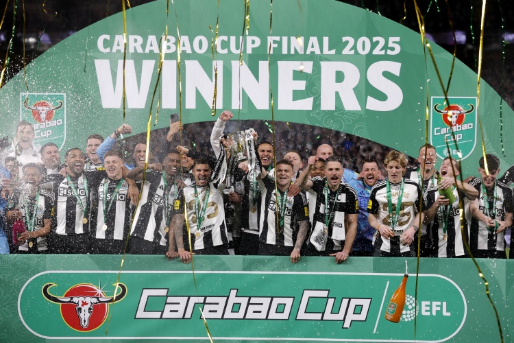 外媒：紐卡VS桑德蘭女足比賽，紐卡球迷高唱“贏了獎(jiǎng)杯就站起來(lái)”