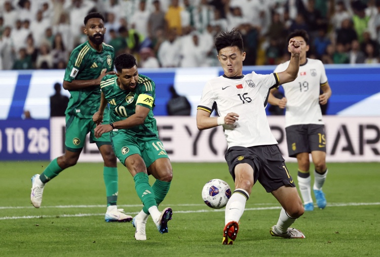 記者：蔣圣龍?jiān)趪?guó)足一直帶傷作戰(zhàn)，上頜骨額突骨折的他仍在恢復(fù)中