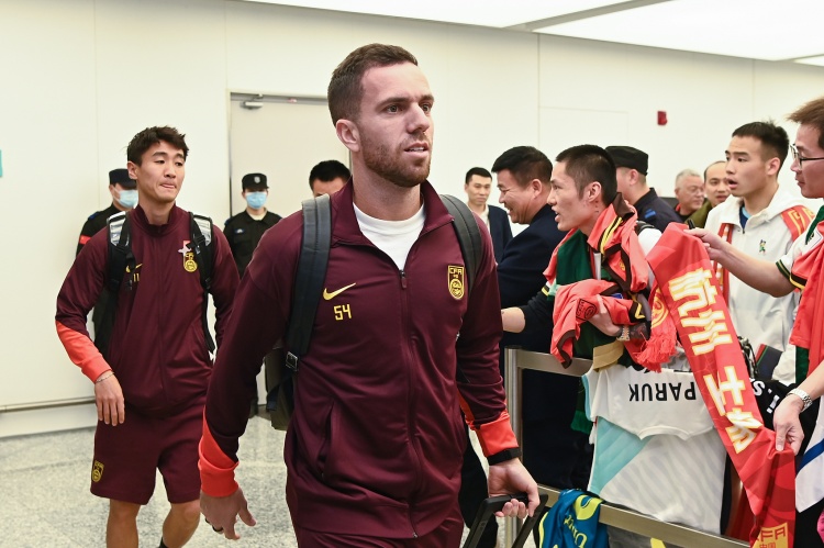 東體預(yù)測(cè)國(guó)足首發(fā)：塞爾吉尼奧、汪海健坐鎮(zhèn)中場(chǎng)，拜合拉木先發(fā)