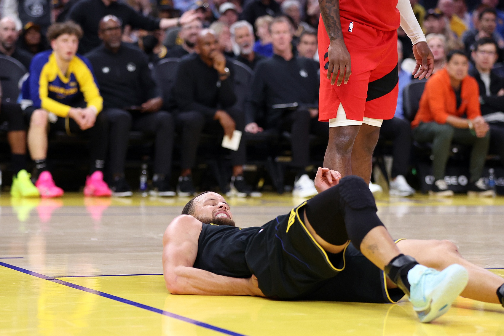 Shams：庫(kù)里將前往邁阿密與球隊(duì)會(huì)合 能否出戰(zhàn)取決挫傷治療反應(yīng)