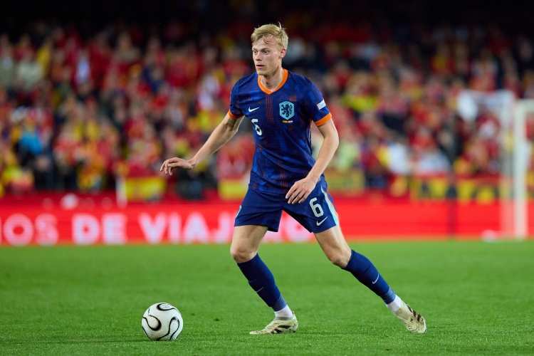 范赫克談送點(diǎn)：我認(rèn)為是奧亞薩瓦爾絆倒了我，他把腿放在我前面